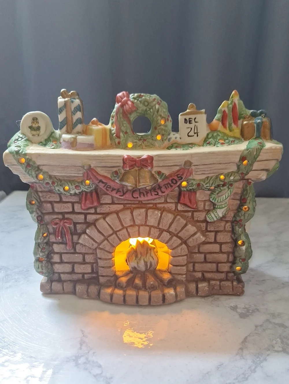 Ceramic Holiday Mantel Garland Decoration in Green with LED Fireplace